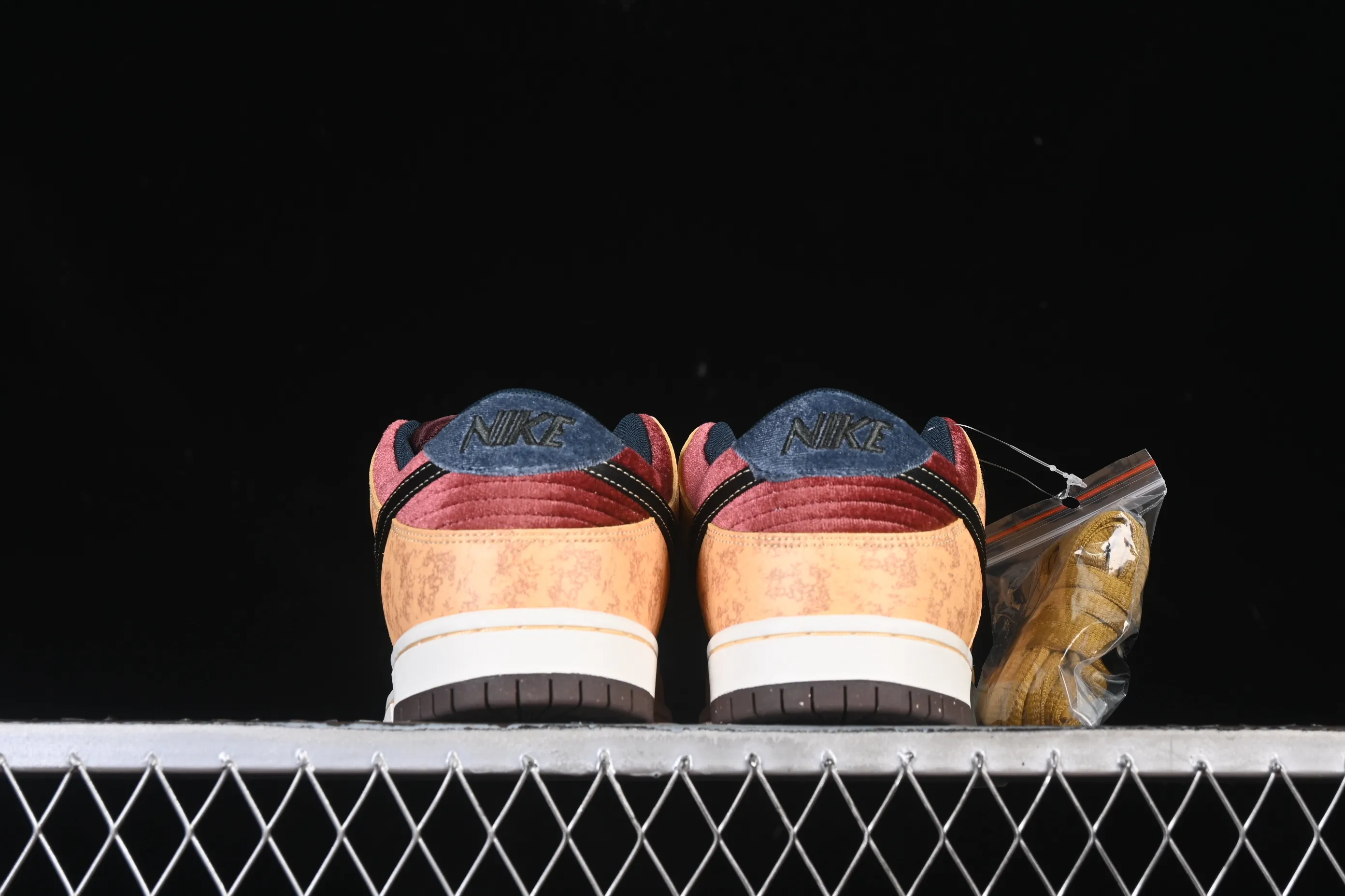 All Categories Nk SB Dunk Series Nk SB Dunk Low Low-top sneakers Nike SB Dunk Low "City of Cinema" Paris Cinema Low-top casual sneakers FZ1278-200